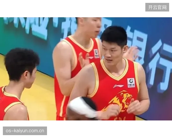 上海队末节防守策略奏效,成功切断胡金秋与队友联系并扼制广厦进攻 上海队末节防守策略奏效,成功切断胡金秋与队友联系并扼制广厦进攻
